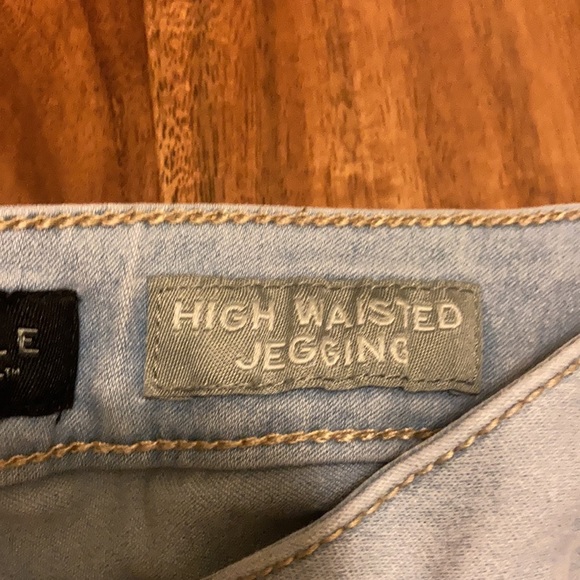 ⭐️⭐️ Aeropastle high waisted jegging - light denim color - Size 4 short. - Picture 4 of 8